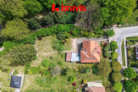 Prodej vily 5+kk na výjimečném místě, Tišnov, Riegrova ulice, nádherná, rozlehlá zahrada, pozemek 1997m², sklep, parkování