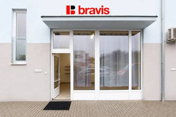 Pronájem nezařízených  obchodních prostor, 31,75 m2, Brno - Kamechy, ul. Říčanská, sociální zázemí se sprchou, 2x parkování