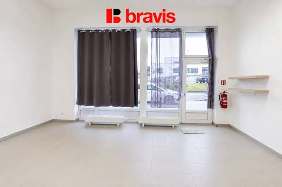 Pronájem nezařízených  obchodních prostor, 31,75 m2, Brno - Kamechy, ul. Říčanská, sociální zázemí se sprchou, 2x parkování