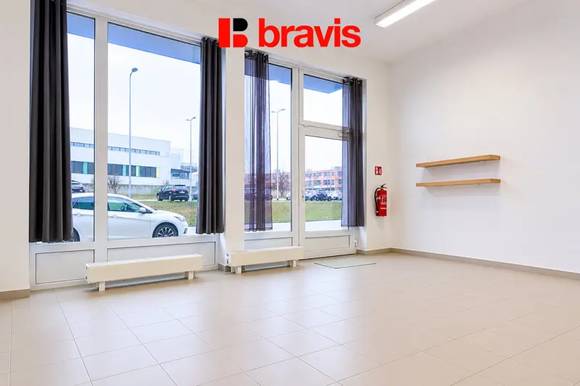 Pronájem nezařízených  obchodních prostor, 31,75 m2, Brno - Kamechy, ul. Říčanská, sociální zázemí se sprchou, 2x parkování