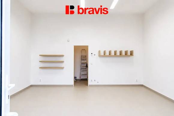 Pronájem nezařízených  obchodních prostor, 31,75 m2, Brno - Kamechy, ul. Říčanská, sociální zázemí se sprchou, 2x parkování