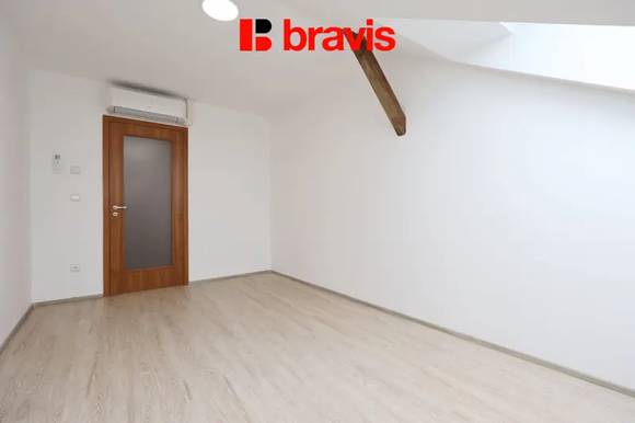 Pronájem bytu 2+kk, Brno - střed, ulice Koliště, podkrovní byt, klimatizace, podlahové vytápění