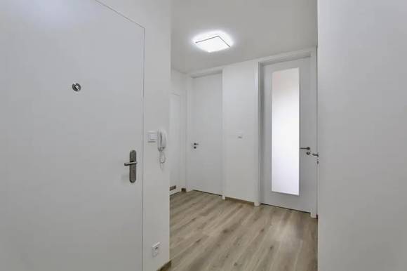 Pronájem bytu 2+kk,  Brno - Ponava,  ul. U Červeného mlýna, sklepní kóje, lodžie, 2 garážové stání