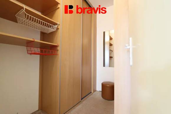 Pronájem slunného bytu 2+1, Brno - Jundrov, ul. Šeříkova, balkon, šatna, sklep, parkování