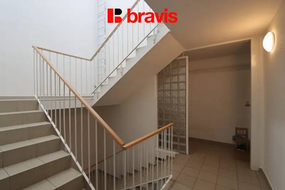Pronájem slunného bytu 2+1, Brno - Jundrov, ul. Šeříkova, balkon, šatna, sklep, parkování