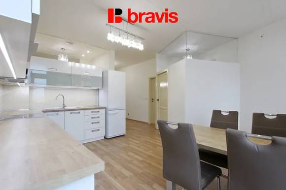 Pronájem prostorného bytu 3+1,115 m², Brno – Černá Pole, ulice Kunzova, balkon
