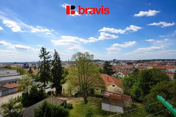 Pronájem prostorného bytu 3+1,115 m², Brno – Černá Pole, ulice Kunzova, balkon