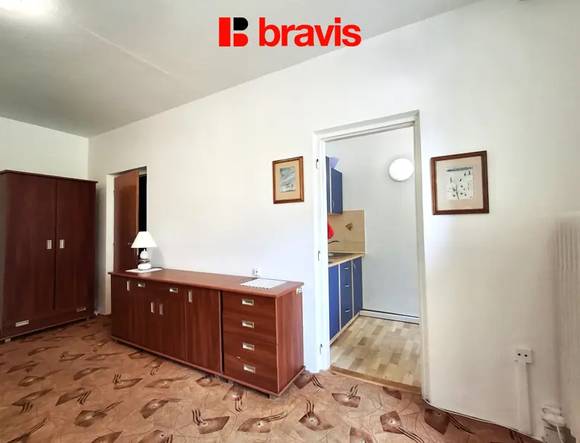 Pronájem bytu 1+1, Brno - Lesná, po úpravách, zařízený, zasklenná lodžie, ulice Halasovo náměstí