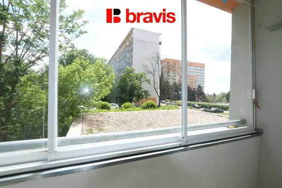 Pronájem bytu 1+1, Brno - Lesná, po úpravách, zařízený, zasklenná lodžie, ulice Halasovo náměstí