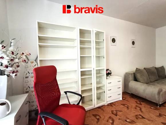 Pronájem bytu 1+1, Brno - Lesná, po úpravách, zařízený, zasklenná lodžie, ulice Halasovo náměstí