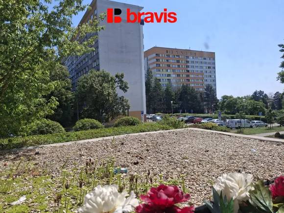 Pronájem bytu 1+1, Brno - Lesná, po úpravách, zařízený, zasklenná lodžie, ulice Halasovo náměstí