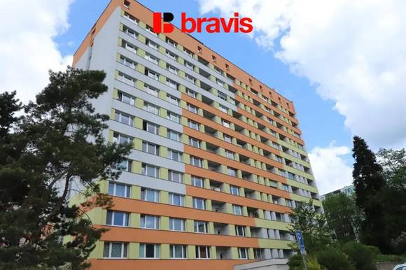 Pronájem bytu 1+1, Brno - Lesná, po úpravách, zařízený, zasklenná lodžie, ulice Halasovo náměstí