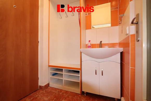Pronájem bytu 1+1, Brno - Lesná, po úpravách, zařízený, zasklenná lodžie, ulice Halasovo náměstí