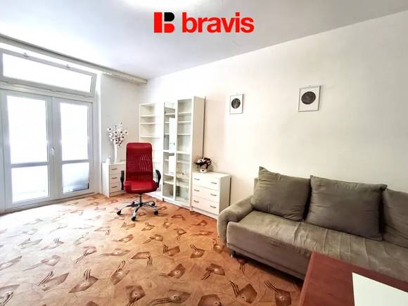 Pronájem bytu 1+1, Brno - Lesná, po úpravách, zařízený, zasklenná lodžie, ulice Halasovo náměstí