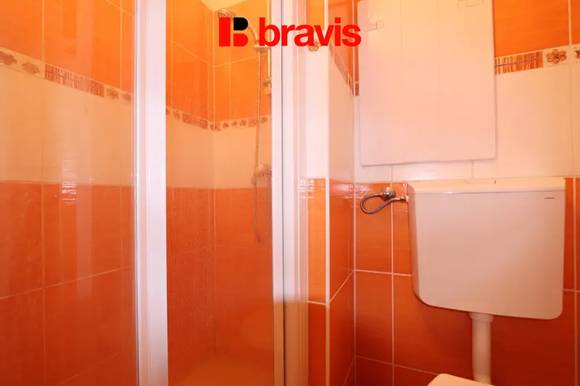 Pronájem bytu 1+1, Brno - Lesná, po úpravách, zařízený, zasklenná lodžie, ulice Halasovo náměstí