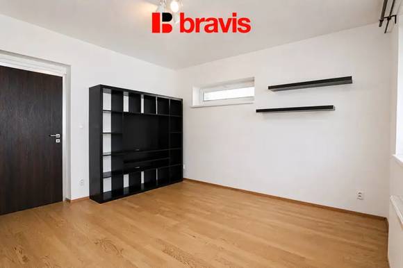Pronájem bytu 3+kk, Šlapanice u Brna, ul. Brněnská Pole, terasa se zahrádkou, garážové stání