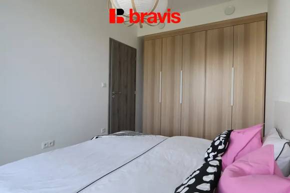 Pronájem krásného bytu 2+kk v novostavbě, ul. Brněnská pole, Šlapanice u Brna, lodžie, sklep, šatna, garážové stání v ceně