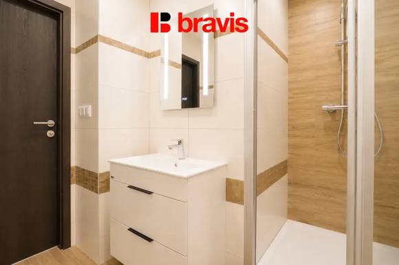 Pronájem zrekonstruovaného bytu 2+1, Židlochovice, šatna, balkon, sklep