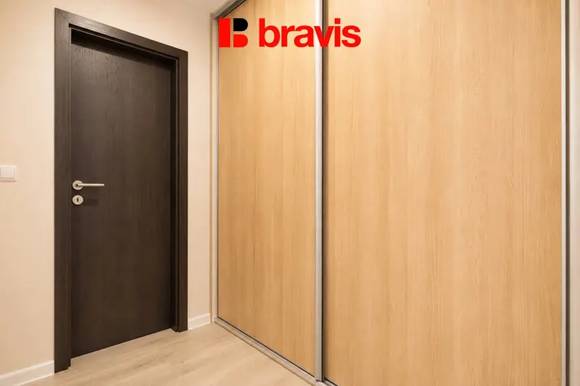 Pronájem zrekonstruovaného bytu 2+1, Židlochovice, šatna, balkon, sklep