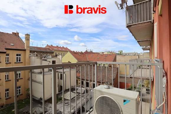 Pronájem prostorného bytu 1+kk se spací nikou, Brno - Staré Brno, ulice Vodní, balkon, kompletně zařízený