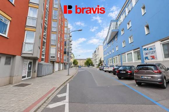 Pronájem prostorného bytu 1+kk se spací nikou, Brno - Staré Brno, ulice Vodní, balkon, kompletně zařízený