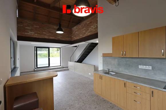 Pronájem, loftového bytu 2+kk, Brno - Husovice. Parkování před domem