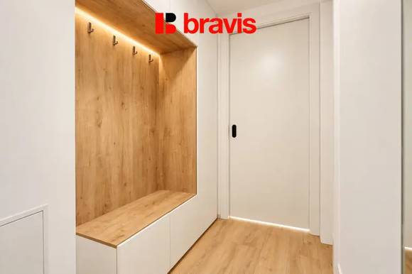 Pronájem částečně zařízeného moderního bytu 1+kk, rezidence NOVÉ SADY, ul. Fuchsova, novostavba, klimatizace, balkon, garážové stání
