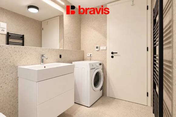 Pronájem částečně zařízeného moderního bytu 1+kk, rezidence NOVÉ SADY, ul. Fuchsova, novostavba, klimatizace, balkon, garážové stání