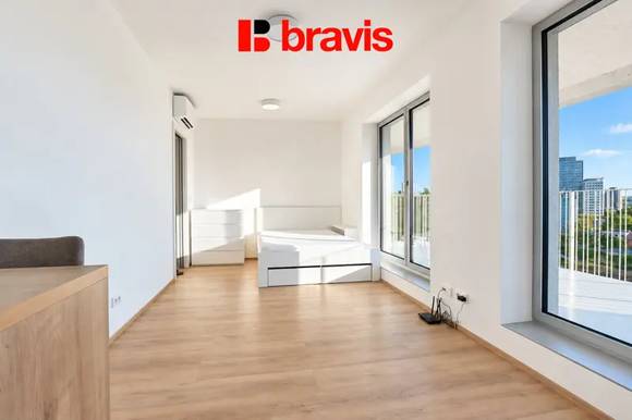 Pronájem částečně zařízeného moderního bytu 1+kk, rezidence NOVÉ SADY, ul. Fuchsova, novostavba, klimatizace, balkon, garážové stání
