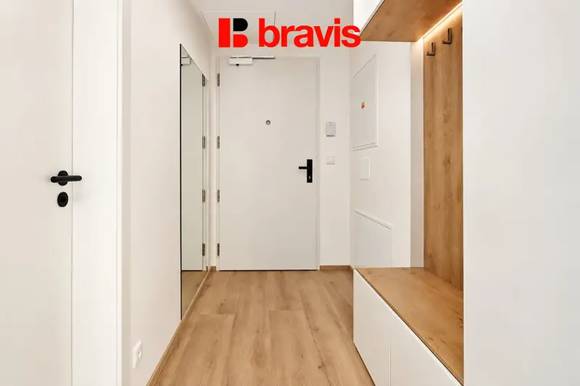 Pronájem částečně zařízeného moderního bytu 1+kk, rezidence NOVÉ SADY, ul. Fuchsova, novostavba, klimatizace, balkon, garážové stání