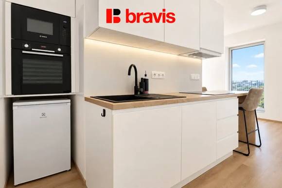 Pronájem částečně zařízeného moderního bytu 1+kk, rezidence NOVÉ SADY, ul. Fuchsova, novostavba, klimatizace, balkon, garážové stání