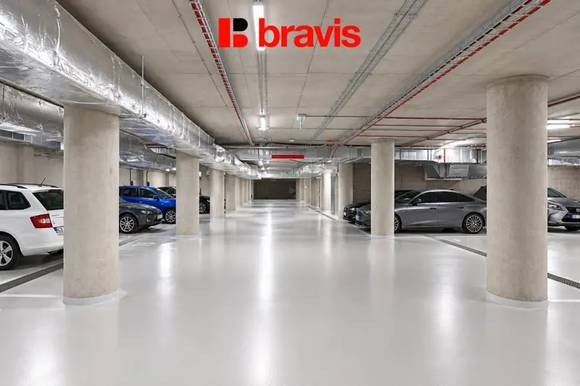 Pronájem částečně zařízeného moderního bytu 1+kk, rezidence NOVÉ SADY, ul. Fuchsova, novostavba, klimatizace, balkon, garážové stání