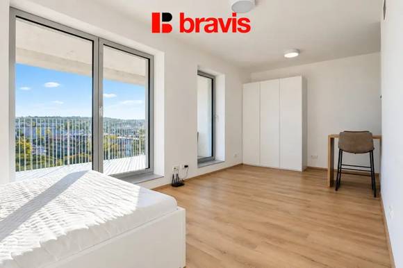 Pronájem částečně zařízeného moderního bytu 1+kk, rezidence NOVÉ SADY, ul. Fuchsova, novostavba, klimatizace, balkon, garážové stání